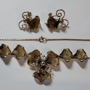 Vintage-Style Bond Boyd Necklace Gold Tone Floral Necklace and Earrings Set